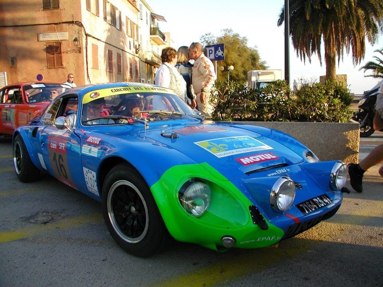 Réplique de la fameuse 610 réalisée par Epaf, avec au volant Henri Pescarolo au départ du Tour de Corse Historique 2011. Cette voiture aurait pu tout gagner ! © DR