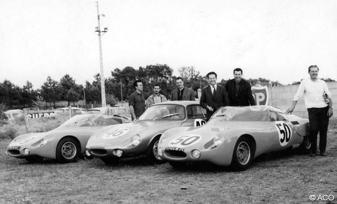  L'écurie RB avant les essais du Mans 1962. La barquette 49 à gauche ne prendra pas le départ victime d'une sortie de route. A droite, celle de Laureau Armagnac @ DR