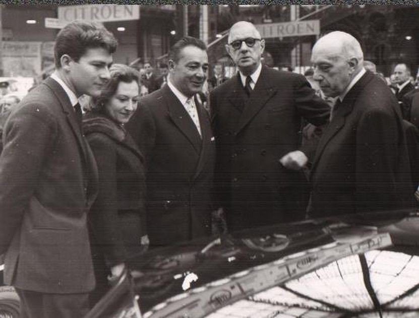 La marque D.B fut la seule à représenter la France sur les circuits à la fin des années 50. Au salon de l'auto, le général de Gaulle félicite René Bonnet, son épouse Billy et son fils Claude @ DR