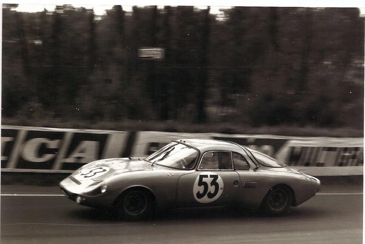 Au volant de l’Aérodjet profilé à moteur 1108 cm3, le spectaculaire JP Beltoise remporta l’indice énergétique au Mans en 1963 © DR