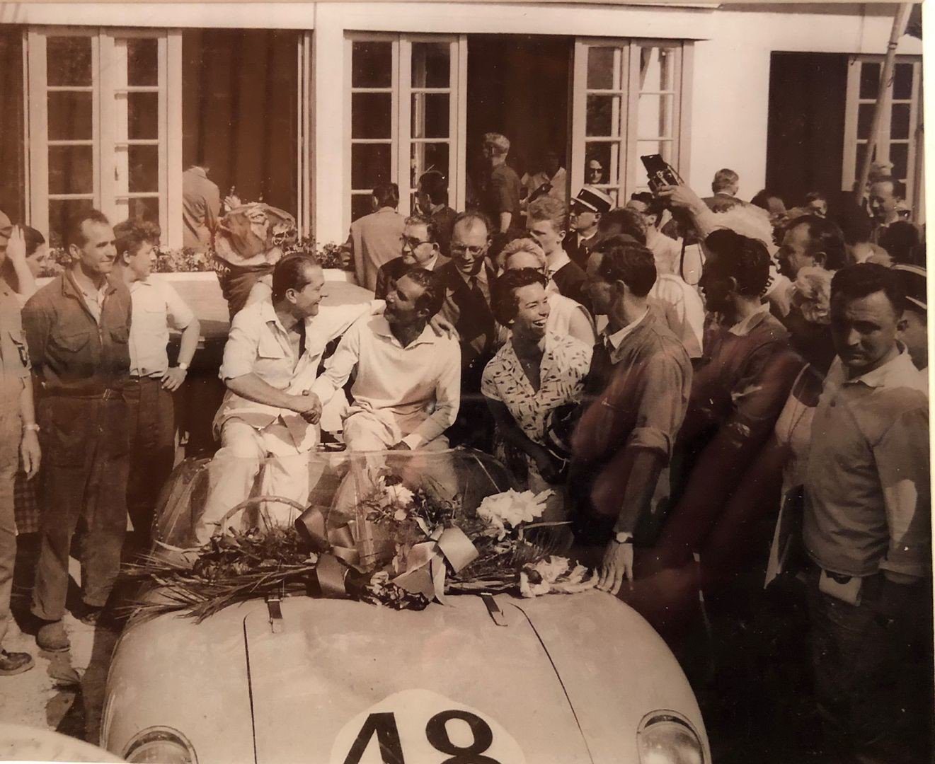 24 Heures du Mans 1960, encore une victoire à l'Indice avec l'ami Armagnac au volant de la 702 cm3 qui avait terminé à presque 142 km/h de moyenne. Le 2eme à droite est Jacques Hubert qui conçut les dernières D.B @ DR