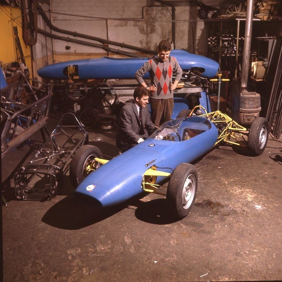 Michel et Claude Bonnet, fils de René présentent les nouvelles monoplaces Formule 3 et formule 2 dont la pureté des formes est évidente @ DR