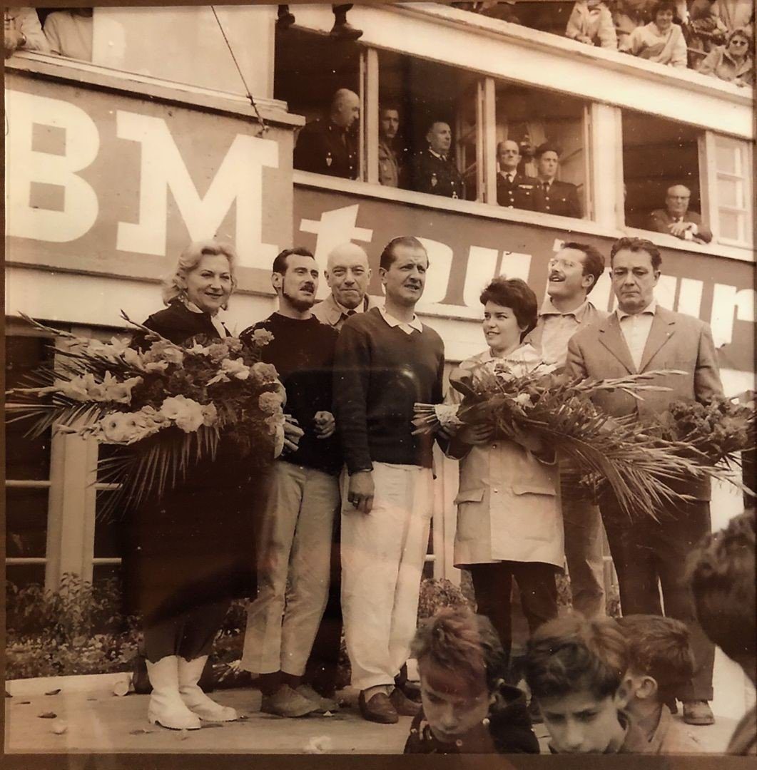 Une nouvelle victoire en 1961 en compagnie du barbu Robert Bouharde. A droite René Bonnet ému, à gauche de Laureau, Paul Panhard et Billy Bonnet, la charmante épouse de René @ DR