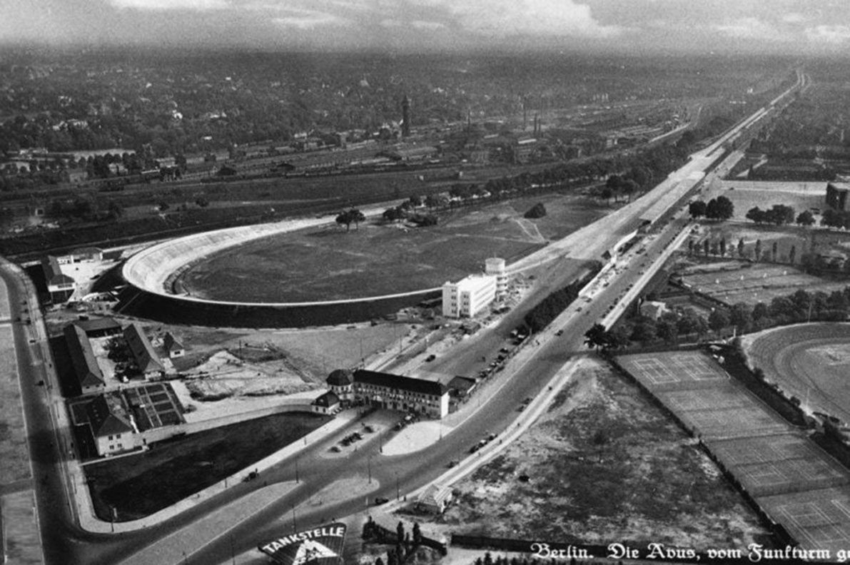 Le virage en banking de l'AVUS, à Berlin, circuit du Grand Prix d'Allemagne 1959.