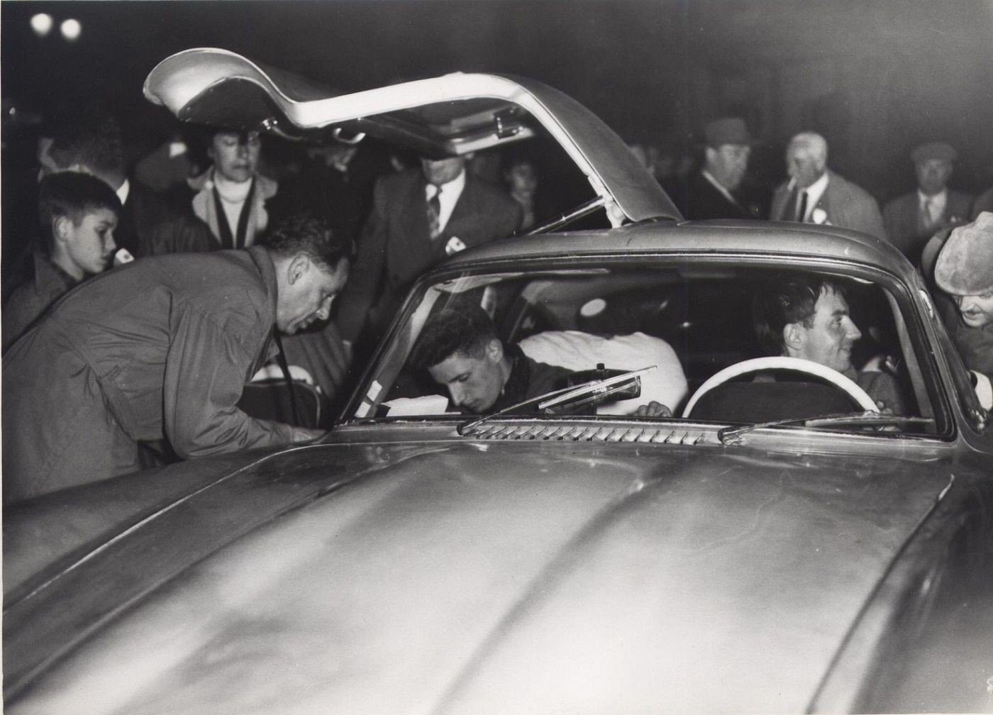 Ickx - Mairesse, 300SL au départ de Liège-Rome-Liège 1957 - L'heure officielle - à g. Jacky 12 ans-R