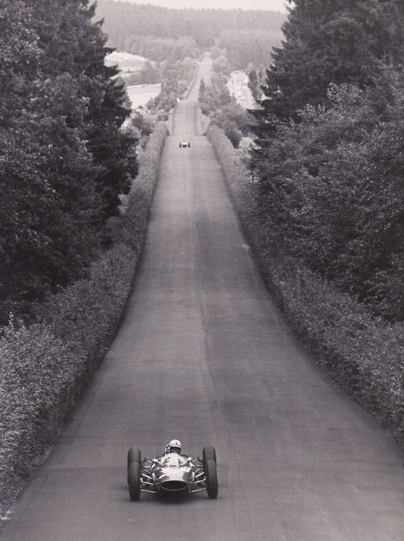 John Surtees 1963 GP Allemagne 1e victoire F1 Ferrari 156 à l'arrière plan, Jim Clark @ Phipps Photographic.