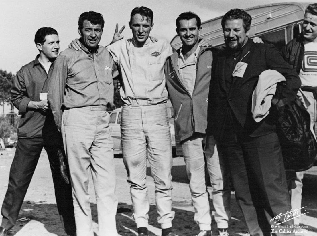 Pascal facétieux au Mans en 1964, près de la caravane Goodyear (saurez-vous reconnaître ses 5 compagnons ?) - © The Cahier Archive