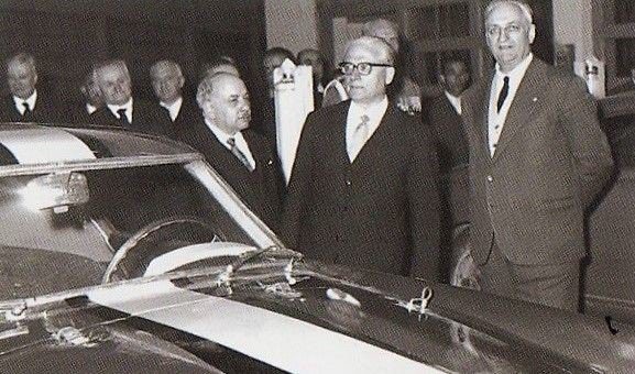 Enzo Ferrari avec le Président Italien Giovanni Gronchi à Maranello le 24 avril 1957 devant une Ferrari 250 GT qui pourrait être celle qu'Olivier Gendebien pilotera quelques semaines plus tard aux Mille Miglia @ DR