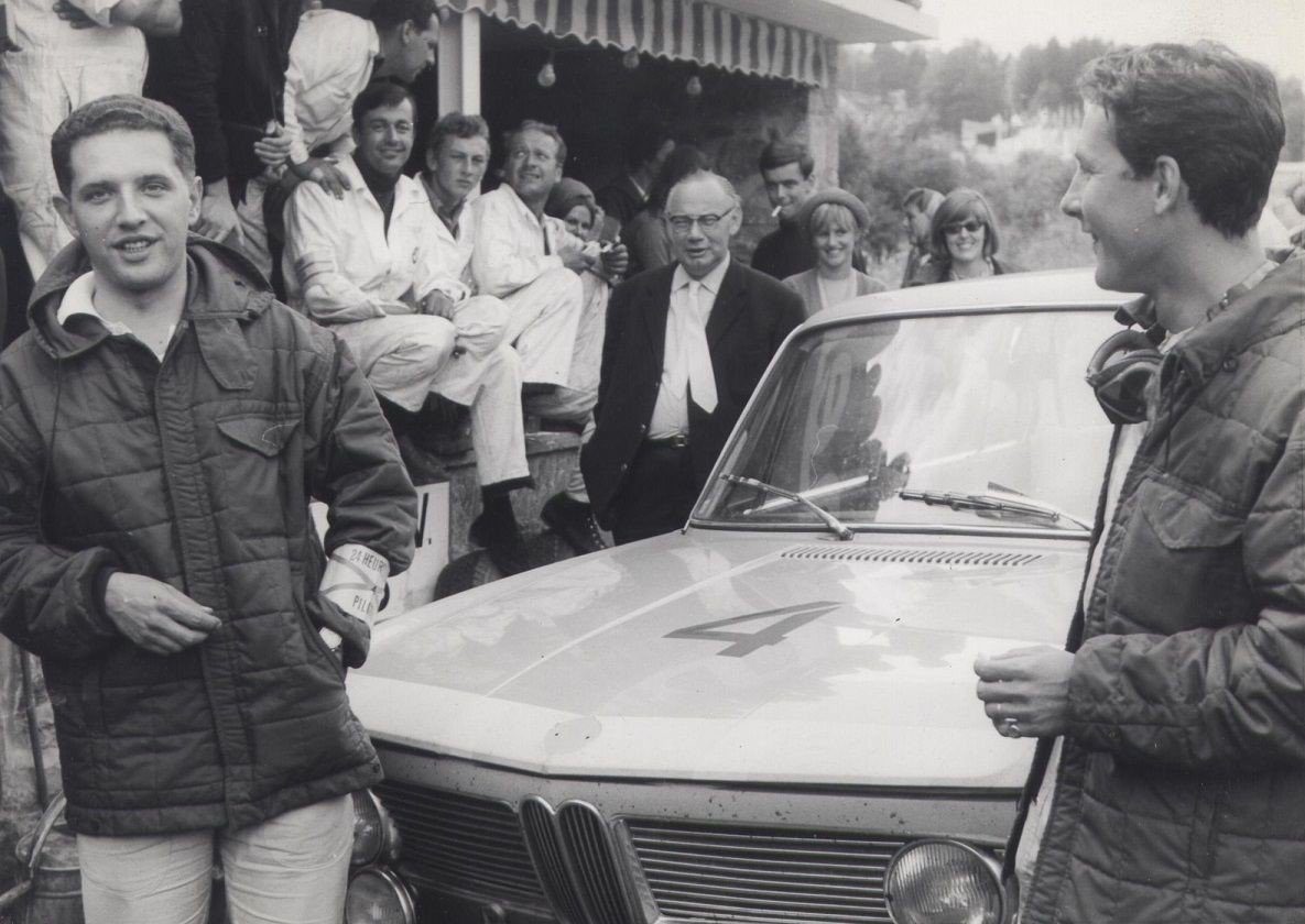 Pascal Ickx - Gérald Langlois van Ophem vainqueurs des 24 Heures de Francorchamps 1965 sur BMW 1800 TiSA. Au milieu le directeur sportif Schlüter-R.