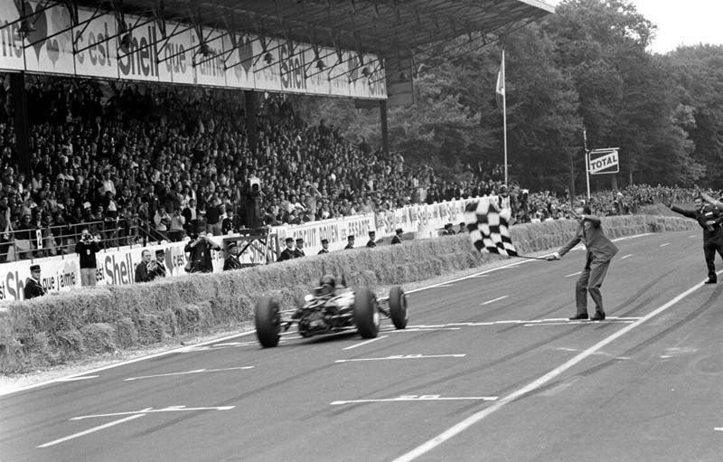 French GP, Rouen 28 June 1964 Winner Dan Gurney, Brabham BT7 takes the flag