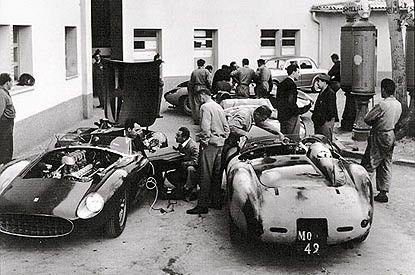 Ferrari à Brescia au départ des Mille Miglia 1957. #534 Collins/Klemantaski, #531 de Portago/Nelson, #417 Gendebien/Washer, #532 Von Trips et la Ferrari 500 Testa Rossa privée de Gino Munaron