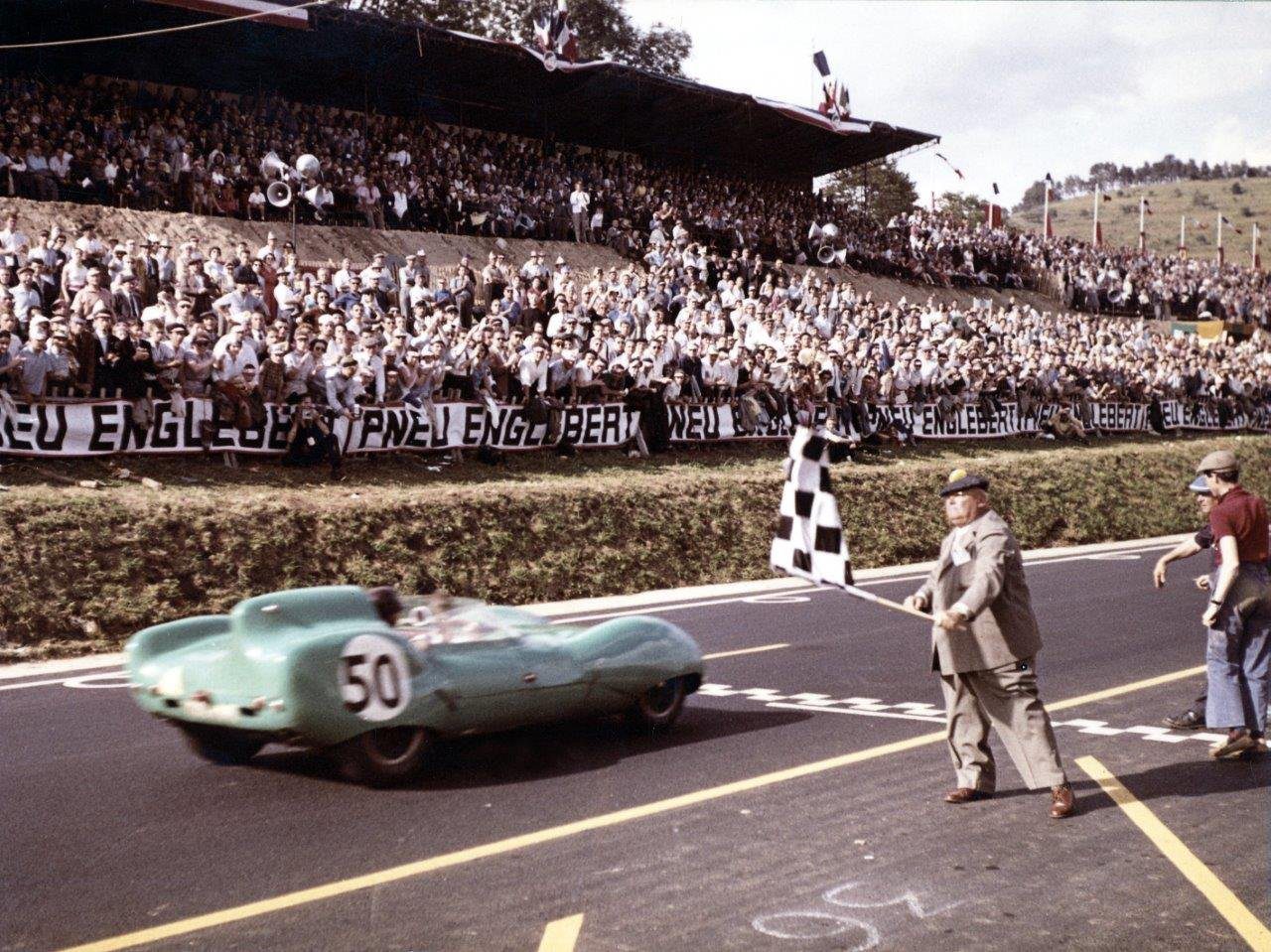 Innes Ireland remporte les Trois Heures d'Auvergne, première course automobile disputée sur le circuit de Charade. Il donne son nom à notre stage de pilotage historique.